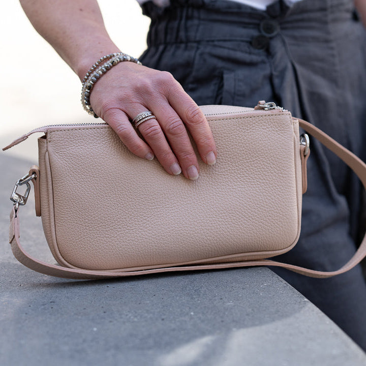 Ledertasche kaufen, Handtasche aus Leder kaufen, Umhängetasche aus leder in guter qualität, kleine Ledertasche in nude kaufen, - kleine Tasche, handy tasche zum umhängen, Umhänge Ledertasche Damen, kleine taschen zum umhängen, kleine ledertasche zum umhängen, kleine tasche elegant, kleine handtasche damen leder