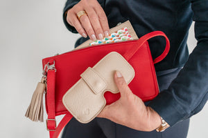 mini bag ist die kleine Ledertasche zum Umhängen die man auch als Clutch verwenden kann. rote kleine Tasche mit Brillenetui aus Leder