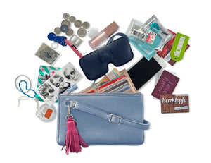 mini bag in hellblau, kleine Umhängetasche aus Europa, die man auch als Clutch tragen kann. Crossbodybag in blau