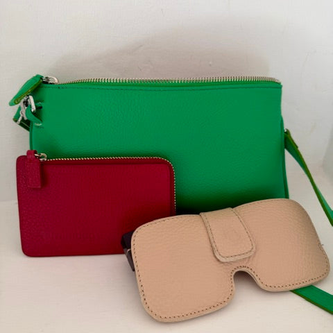 kleine grüne Tasche, Handytasche grün, kleine Ledertasche grün, Geschenksidee Frau , Geschenk frau, Ostergeschenk frau, Muttertagsgeschenk , kleine fair produzierte Tasche, kleine Handytasche, Geldtasche zum Umhängen, Umhängetasche, qualitativ hochwertige kleine Tasche