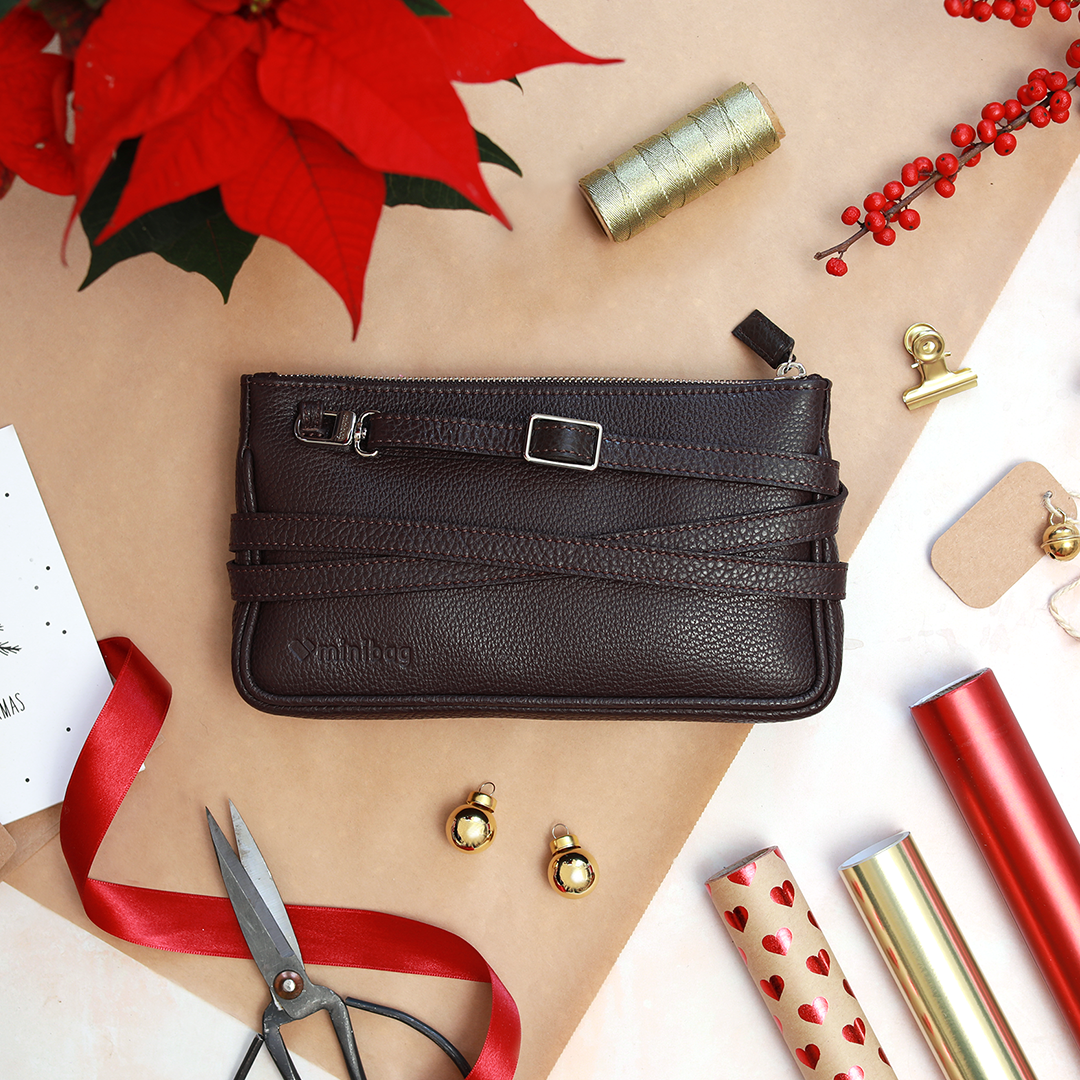 minibag PLUS in chocolate, dunkelbraune Ledertasche, dunkelbraune Umhängetasche, dunkelbraune Clutch