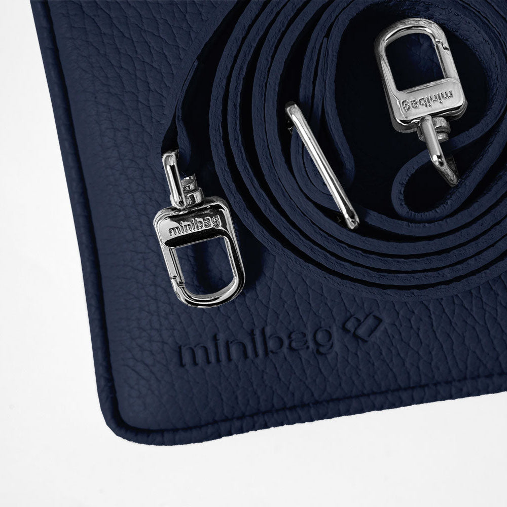 minibag navy, Ledertasche dunkelblau, Clutch dunkelblau, Ledergurt blau, Detailaufnahme minibag