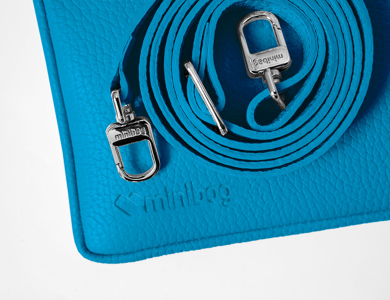 minibag cobalt, blaue Ledertasche, blaue Clutch, Detailaufnahme minibag, Prägung minibag Logo